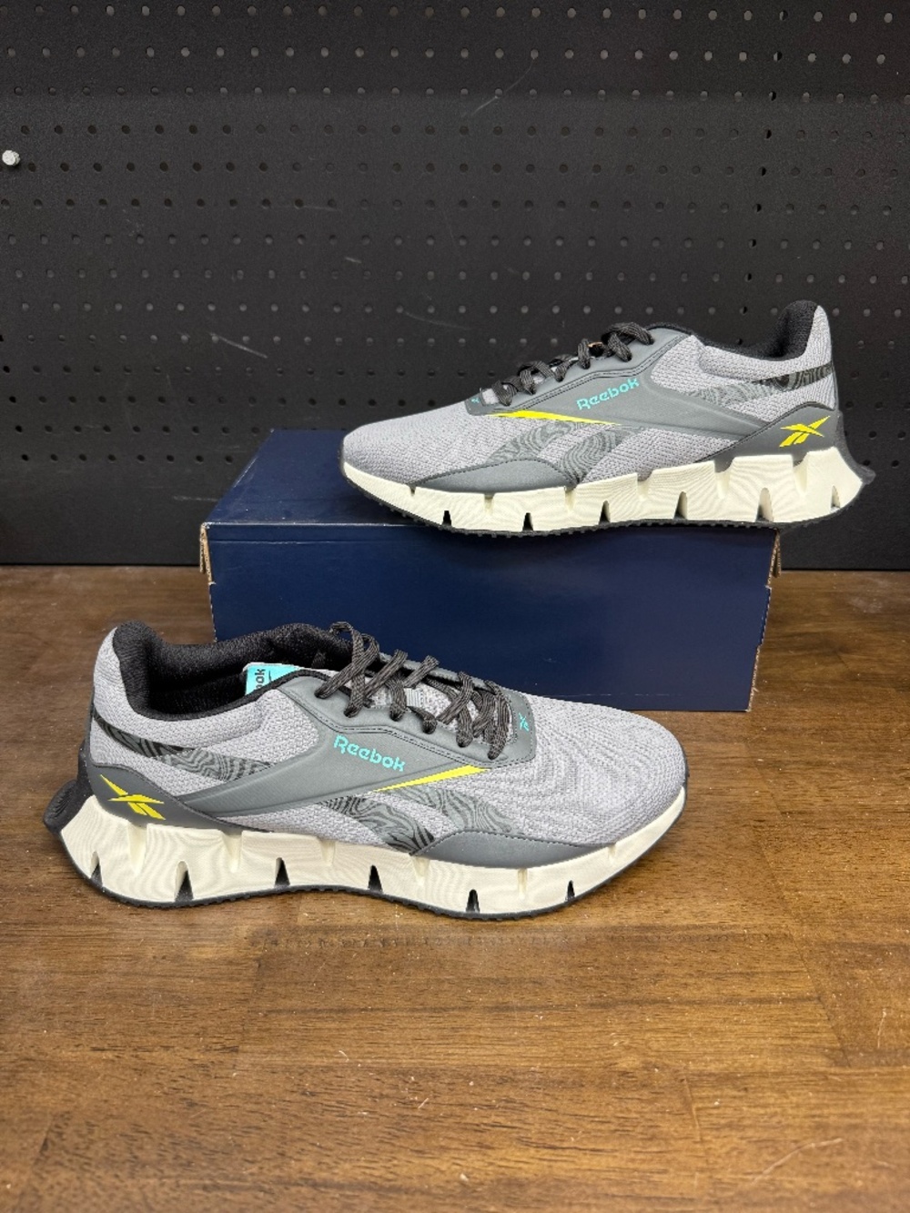 New W/O Box! Men's Reebok Zig Dynamica Str 'Grey/Vintage Chalk/Grey' Sneakers